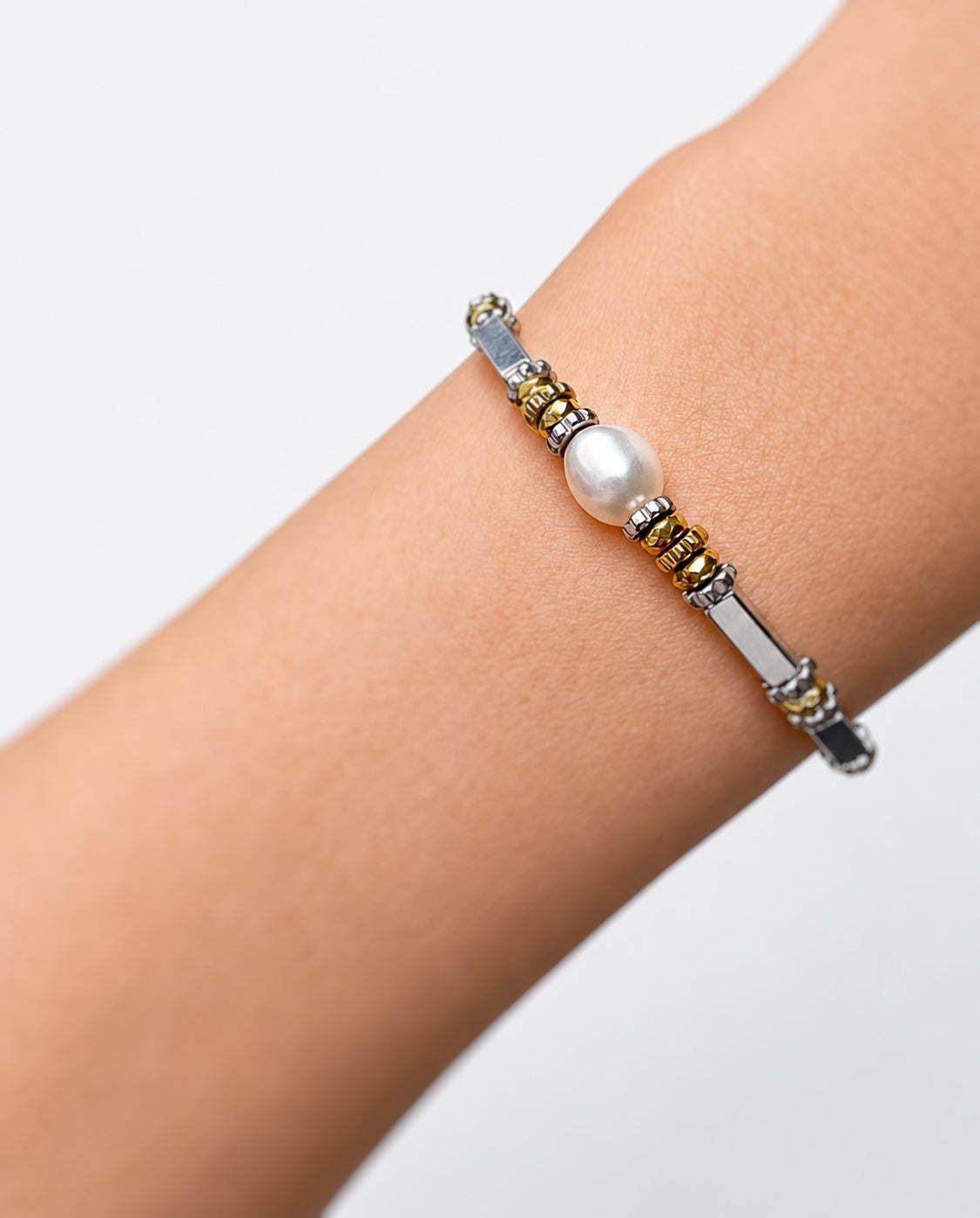 Bracelet  frame argent au poignet - perles eau douce et hématites dorées et argentées – MIMA BACH