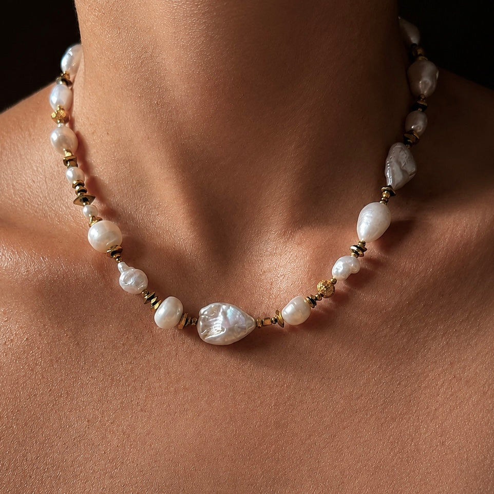 Collier JOHAR porté -  perles eau douce,  perles baroques et hématites dorées – MIMA BACH