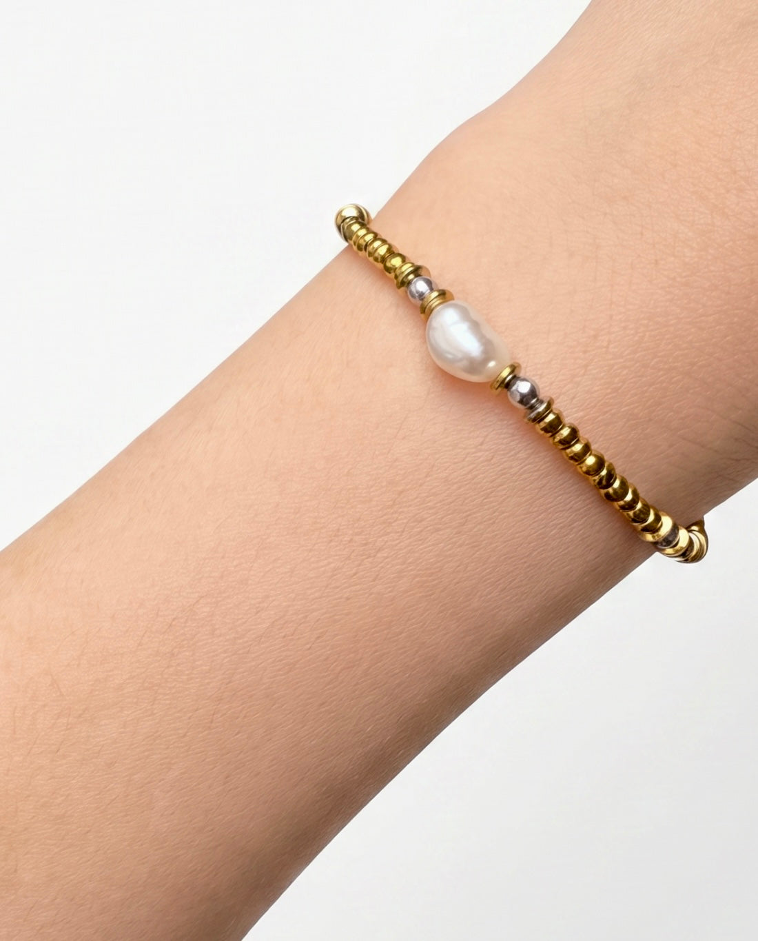 Bracelet Pixel porté au poignet - perle eau douce et hématite argentée et hématite dorée – MIMA BACH